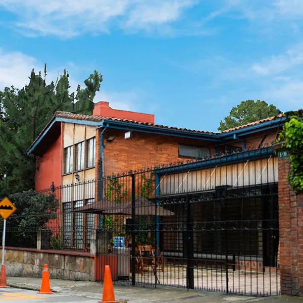 Compra casa de la Biblioteca